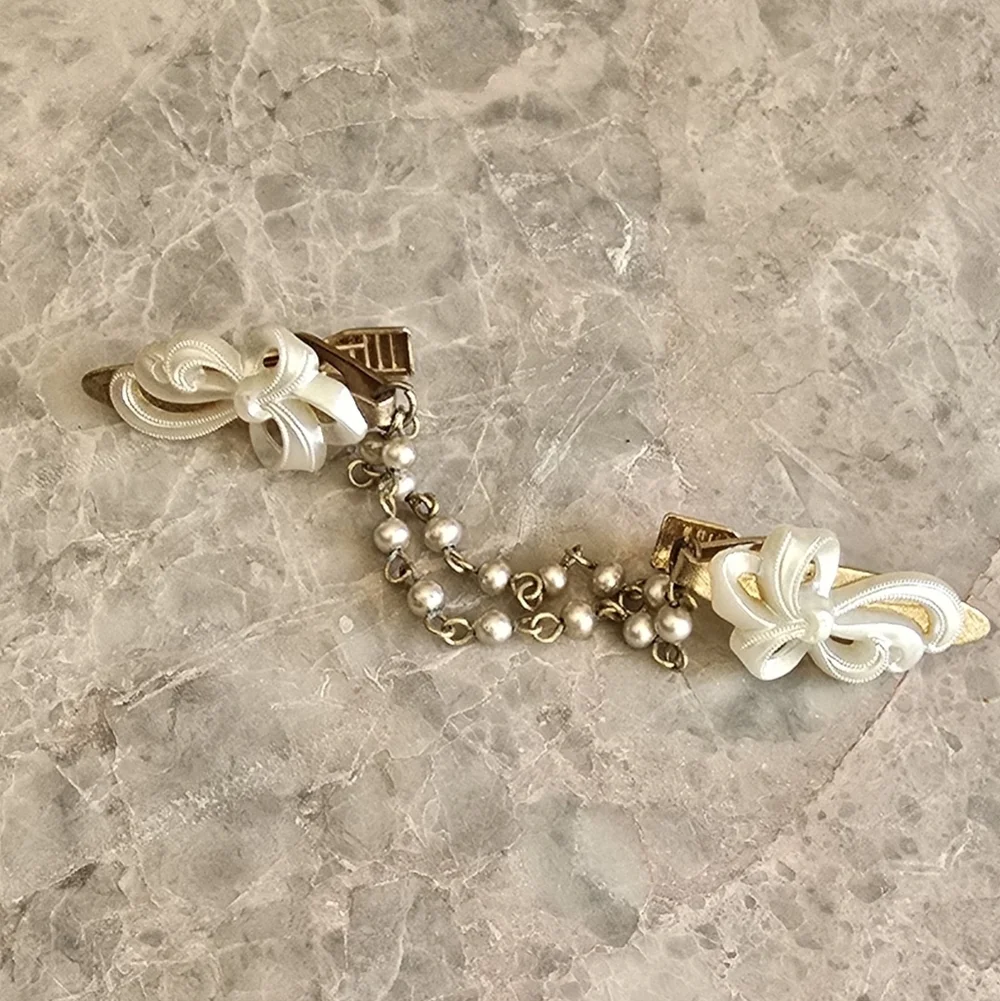 Vintage sweater guard dress gold tone chained alligator clip clasp metal acrylic